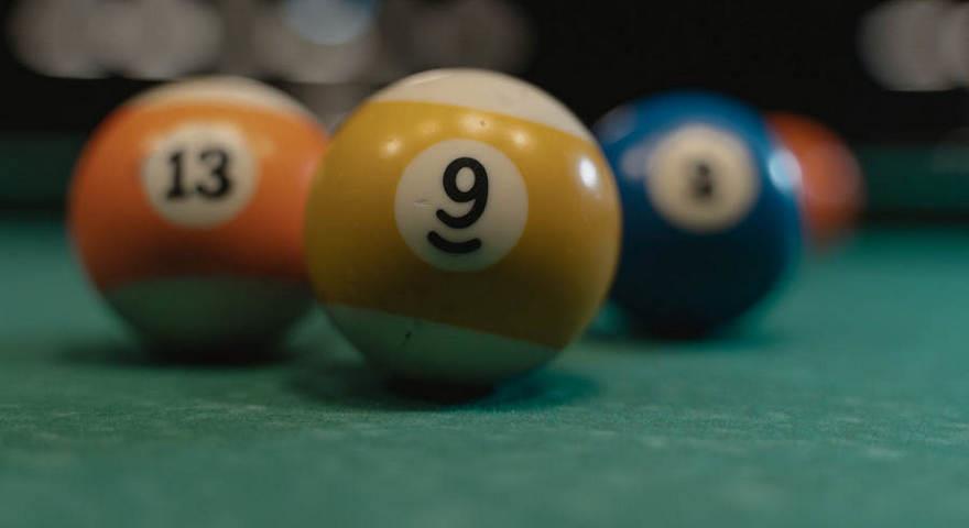 белый шар в американке. биллиард шары. бильярдный стол billiard-ball. шары для американского пула aramith. Snooker pool игра.
